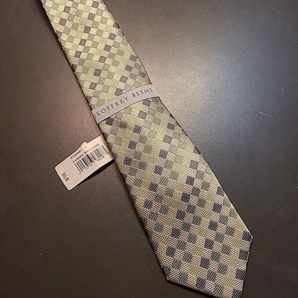 Geoffrey Beene Green Gray White Mens Necktie Tie 3.25”x 58” 100% Silk NEW NWT - Picture 1 of 6